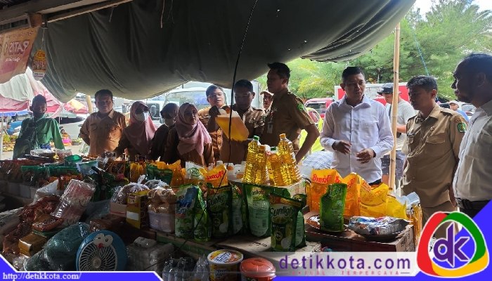 TPID bersama Satgas Pangan saat melakukan pengecekan peredaran Minyak Kita di Pasar Anom Sumenep