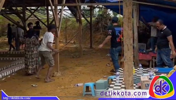 Polres Sampang saat membubarkan arena perjudian jenis sabung ayam di Dusun Polai Laok Desa Bira Tengah Kecamatan Sokobanah, Minggu (09/03/2025) pukul 14.00 Wib.