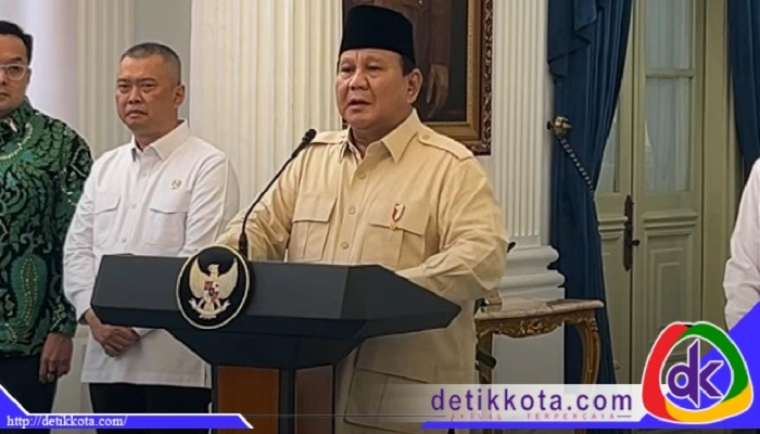 Presiden Prabowo Subianto menyampaikan perkembangan terkait pemberian bonus hari raya (BHR) Lebaran 2025 kepada pengemudi ojek online dan kurir online, di Istana Merdeka, Jakarta, Senin (10/03/2025).
