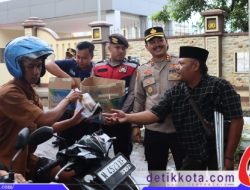 Bersama Komunitas Difabel, Polres Sumenep Bagi-bagi Takjil kepada Pengendara