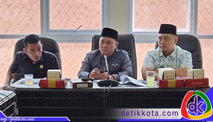 Ketua Komisi III DPRD Sumenep, M. Muhri (Tengah).