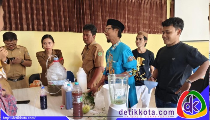 Petani Milenial Kabupaten Sumenep saat melaksanakan pembuatan pupuk organik cair.
