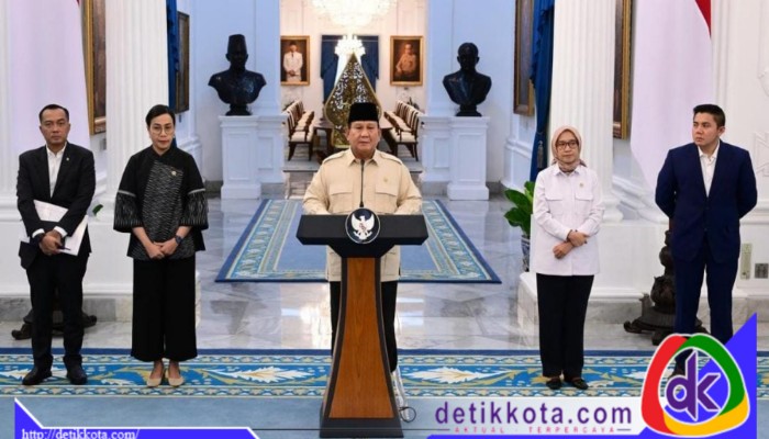 Presiden Prabowo Subianto menyampaikan keterangannya di Istana Merdeka, Jakarta, pada Selasa (11/03/2025), terkait kebijakan pemberian THR dan Gaji ke-13 bagi Aparatur Negara, termasuk ASN, PPPK, Hakim, prajurit TNI-Polri, serta para pensiunan.