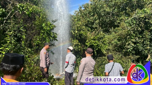 Sumur bor yang mengeluarkan semburan air setinggi 15-20 meter serta aroma gas, di Dusun Paojajar, Desa Prancak, Kecamatan Pasongsongan, Kabupaten Sumenep.