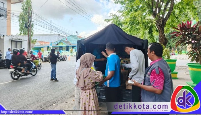 Saat masyarakat antusias untuk mendapatkan bahan pokok dengan harga murah yang digelar Pemkab Sumenep.