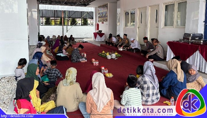 Kapolres Sumenep Saat Memberikan Santunan Kepada Puluhan Anak Yatim