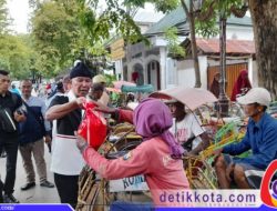 MH Said Abdullah Bagikan Zakat Mal pada Ribuan Tukang Becak di Sumenep