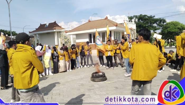 Aksi demontrasi membakar ban oleh BEM-KM Universitas Wiraraja Madura di halaman gedung DPRD Sumenep.