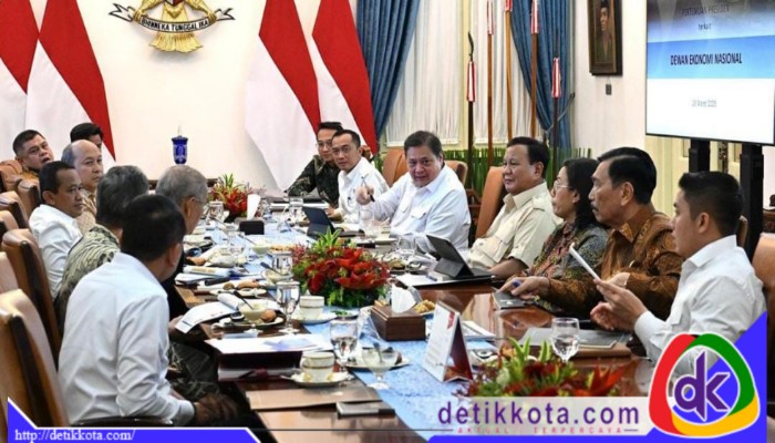 Presiden Prabowo Subianto memimpin rapat dengan sejumlah menteri dan Dewan Ekonomi Nasional (DEN) di Istana Merdeka, Jakarta, pada Kamis (20/03/2025).