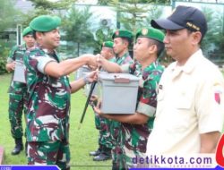 Dandim 0827/Sumenep Bagikan Bingkisan Lebaran pada Prajurit dan PNS Kodim