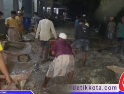 Demi Kemaslahatan Bersama, Warga Desa Karduluk Lakukan Pengecoran Jalan Poros Secara Swadaya