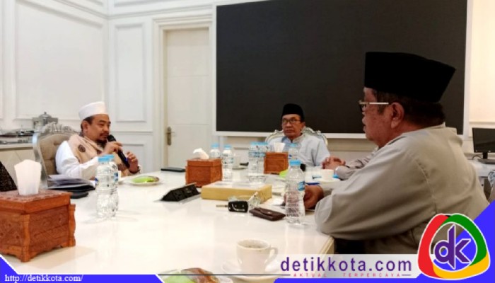 Pimpinan dan Pengasuh Ponpes Al-Amien Prenduan sekaligus pengurus Bassra KH. Fauzi Tidjani Djauhari menyampaikan aspirasi di hadapan Bupati Pamekasan KH. Kholilurrahman di Peringgitan Dalam, Pendopo Ronggosukowati.