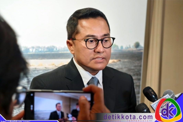 Deputi Bidang Protokol, Pers, dan Media Sekretariat Presiden, Yusuf Permana menyampaikan keterangan pers kepada awak media, pada Minggu, (18/05/2025), di Bangkok.