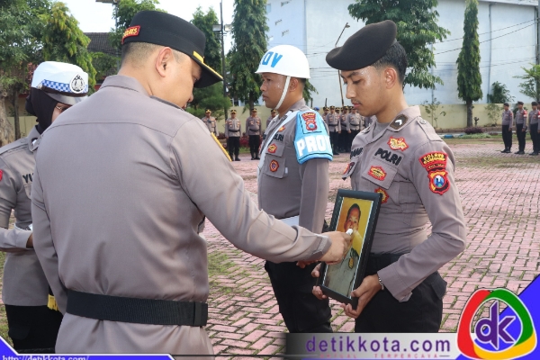 Kapolres Sumenep, AKBP Rivanda, S.I.K., memimpin langsung upacara Pemberhentian Tidak Dengan Hormat (PTDH) terhadap salah satu anggota Polres Sumenep, yang digelar di lapangan apel Mapolres Sumenep, Senin (19/05/2025).