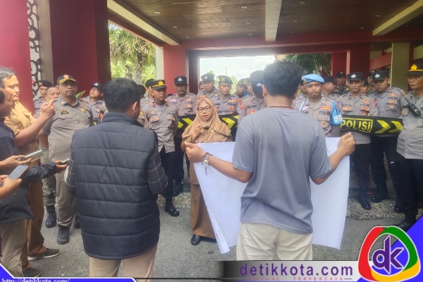 Gerakan Aliansi Rakyat Menggugat (GERAM) melakukan aksi demonstrasi di Pemkab Sumenep, terkait rekrutmen pengelompokan tenaga di RSUD dr. H. Moh. Anwar Sumenep.