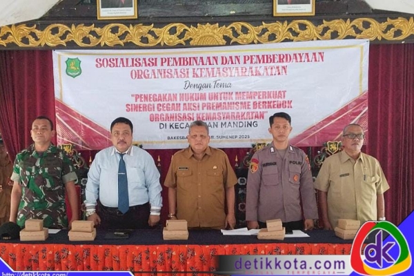 Kepala Bakesbangpol Kabupaten Sumenep, Drs. Achmad Dzulkarnain, M.H., (Kemeja Putih) di acara Sosialisasi Pembinaan dan Pemberdayaan Ormas di Kecamatan Manding.