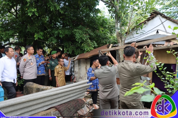 Pembongkaran bilik yang diduga tempat pesta narkoba.
