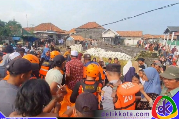 Personel Polres Sampang, BPBD, dan Masyarakat Sampang telah menemukan korban dalam keadaan meninggal dunia di perairan Dusun Manduyan Desa Klobur sekitar 1 km dari lokasi jatuhnya korban ke sungai.