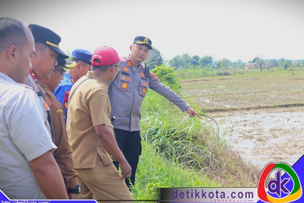 Kapolres Sumenep, AKBP Rivanda, bersama jajaran saat melakukan peninjauan langsung ke lokasi tanggul sungai yang jebol di wilayah Desa Patean, Kecamatan Batuan, Kabupaten Sumenep.