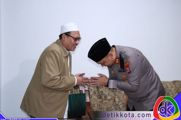 Kapolres Sumenep AKBP Rivanda., S.I.K., berkunjung ke kediaman KH. Taifur Ali Wafa, Pengasuh Pondok Pesantren Assadad, yang berlokasi di Desa Ambunten Timur, Kecamatan Ambunten, Kabupaten Sumenep, Selasa (20/05/2025).