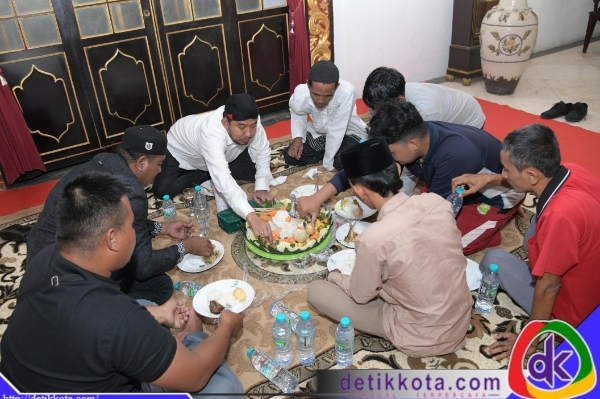 Bupati Fauzi saat merayakan ultah bersama petugas kebersihan.