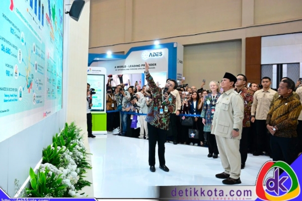 Presiden Prabowo Subianto mengunjungi pameran sesudah meresmikan pembukaan Konvensi dan Pameran Tahunan ke-49 Indonesian Petroleum Association (IPA Convex) Tahun 2025 yang digelar di Nusantara Hall, ICE BSD, Tangerang.