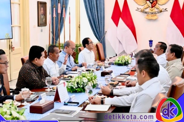 Presiden Prabowo Subianto memimpin rapat terbatas bersama sejumlah menteri Kabinet Merah Putih di Istana Merdeka, Jakarta.