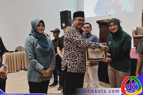 KOMITMEN: HRD PT ESM Nailatul Amalyah saat menerima sertifikat penghargaan dari PJ Sekda Pamekasan Achmad Faisol dalam acara Monitoring dan Evaluasi kepesertaan perusahaan rokok dalam program jaminan sosial ketenagakerjaan di Kabupaten Pamekasan, 17 Oktober 2024.