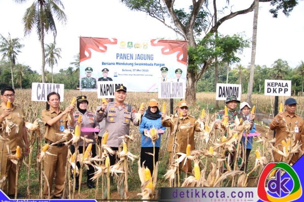 Kapolres Sumenep AKBP Rivanda, S.I.K., bersama Wakil Bupati KH. Imam Hasyim, S.H.,M.H., dan Dandim 0827/Sumenep Letkol Inf Yoyok Wahyudi, S.I.P., M.Han., turun langsung ke sawah melaksanakan panen jagung bersama petani dan warga di Desa Ellak Daya, Kecamatan Lenteng Kabupaten Sumenep Jawa Timur. Selasa (27/05/2025).