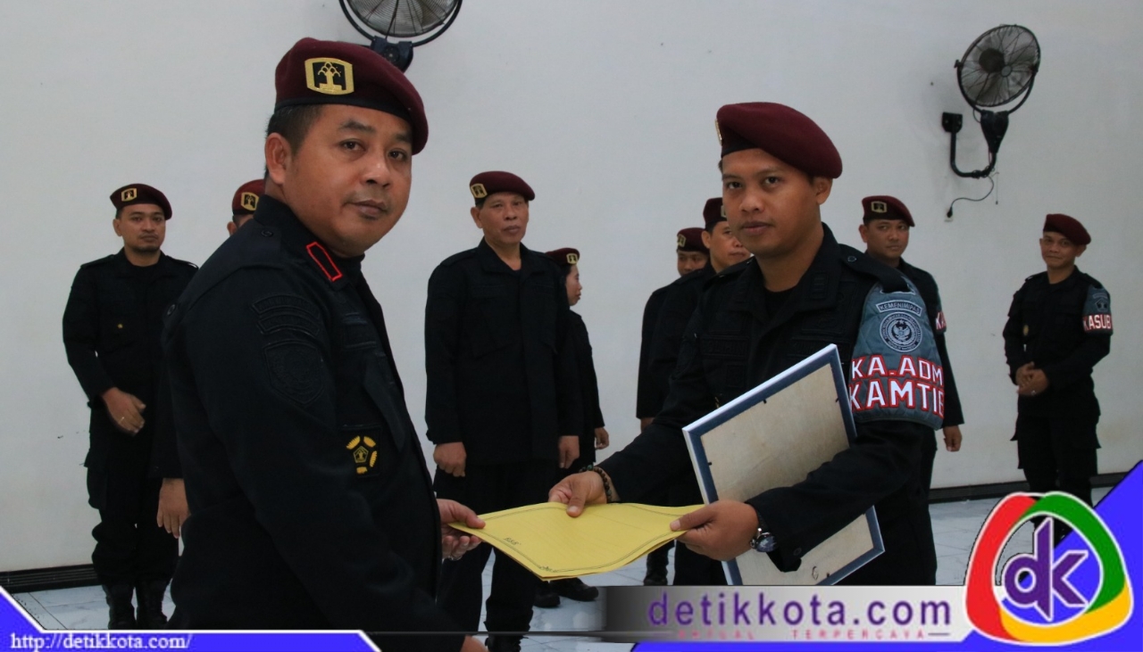 Kepala Lembaga Pemasyarakatan (Lapas) Kelas IIA Banyuwangi, I Wayan Nurasta Wibawa memberikan penghargaan kepada tiga pegawai yang berhasil menggagalkan upaya penyelundupan narkoba ke dalam Lapas, Rabu (28/05/2025).