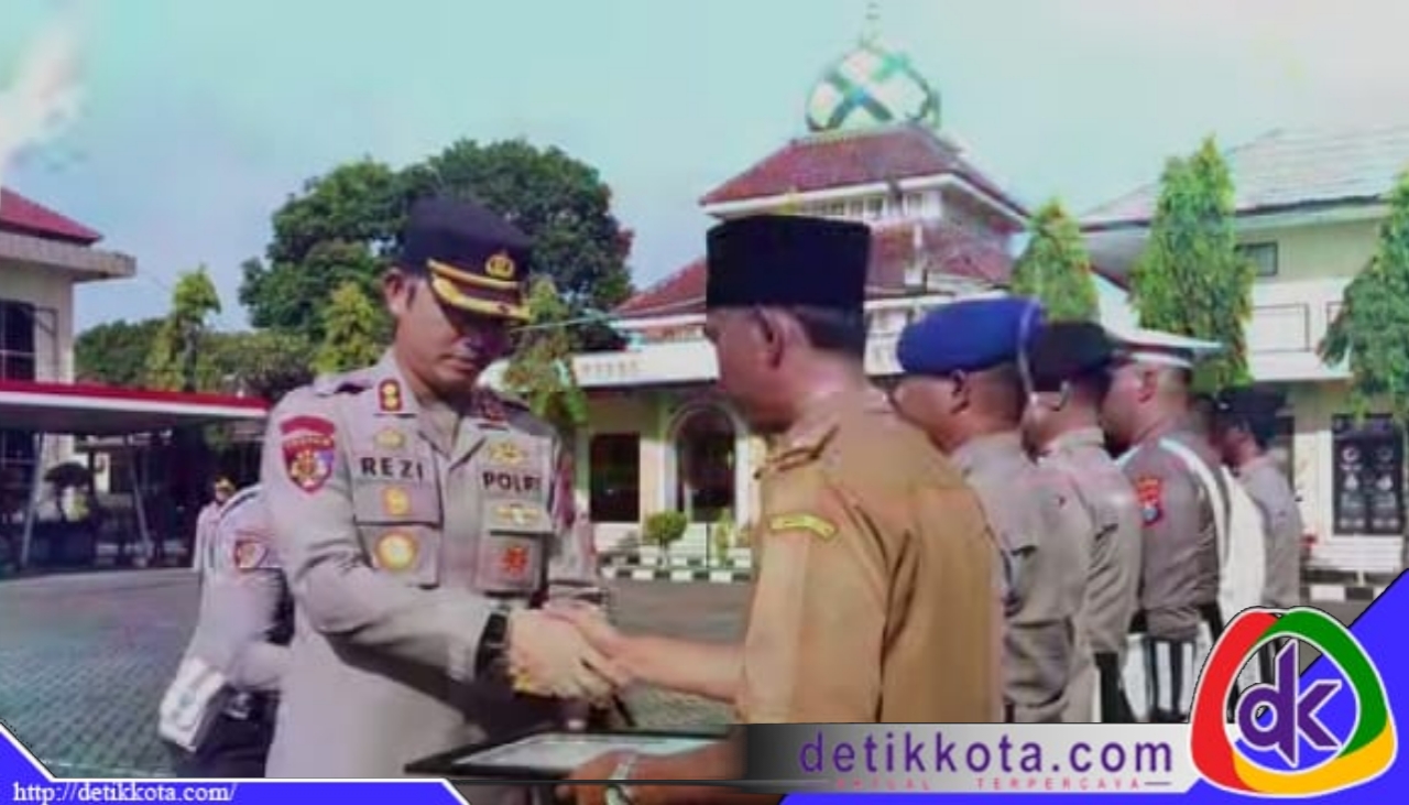 Kades Kilensari dan Puluhan Personel terima Penghargaan Istimewa dari Kapolres Situbondo AKBP Rezi Dharmawan.