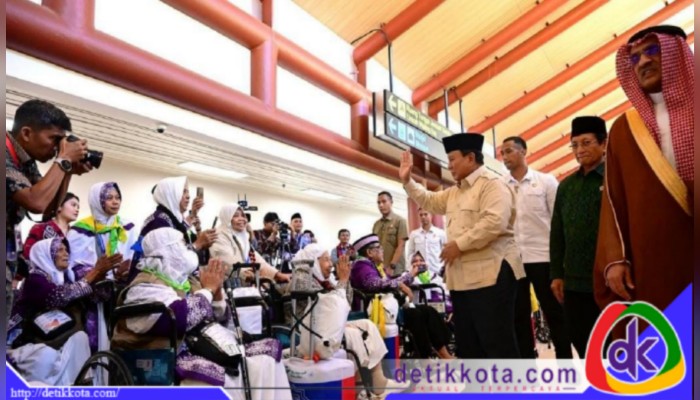 Presiden Prabowo Menyapa Para Calon Jemaah Haji di Terminal Khusus Haji dan Umrah 2F Bandara Soekarno-Hatta, Minggu (04/05/2025).