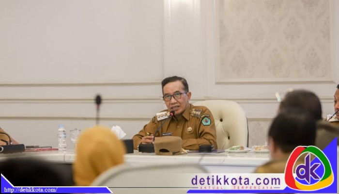 Bupati Pamekasan saat rapat koordinasi PKL Eks PJKA Pamekasan.
