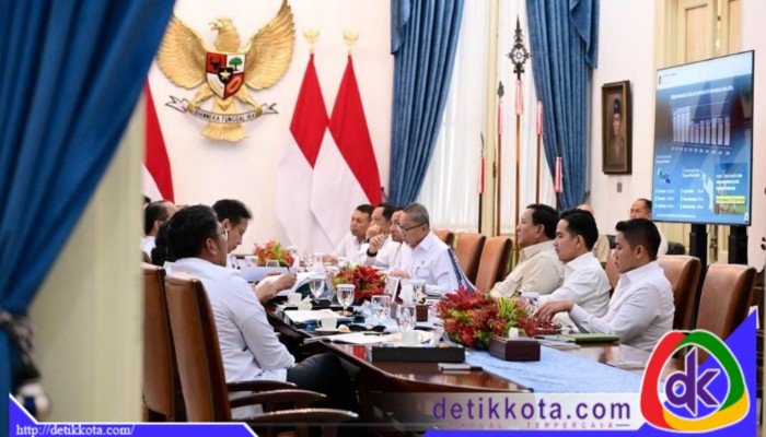 Presiden Prabowo Subianto memimpin rapat terbatas bersama sejumlah jajaran Menteri Kabinet Merah Putih di Istana Merdeka, Jakarta.