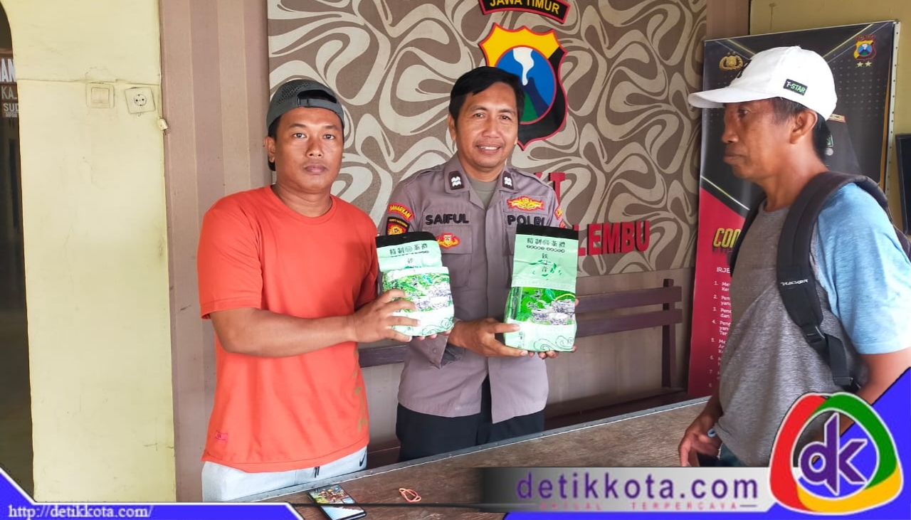 Polsek Masalembu saat mengamankan tambahan tiga paket sabu yang diserahkan warga, pasca temuan awal 35 kg sabu di perairan Masalembu (Foto:Humas).