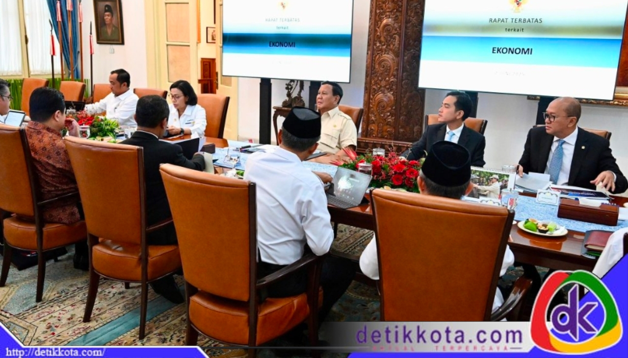 Presiden Prabowo memimpin rapat terbatas bersama sejumlah jajaran Menteri Kabinet Merah Putih di Istana Merdeka, Jakarta, pada Senin, (02/06/2025). (Foto: BPMI Setpres/Cahyo)