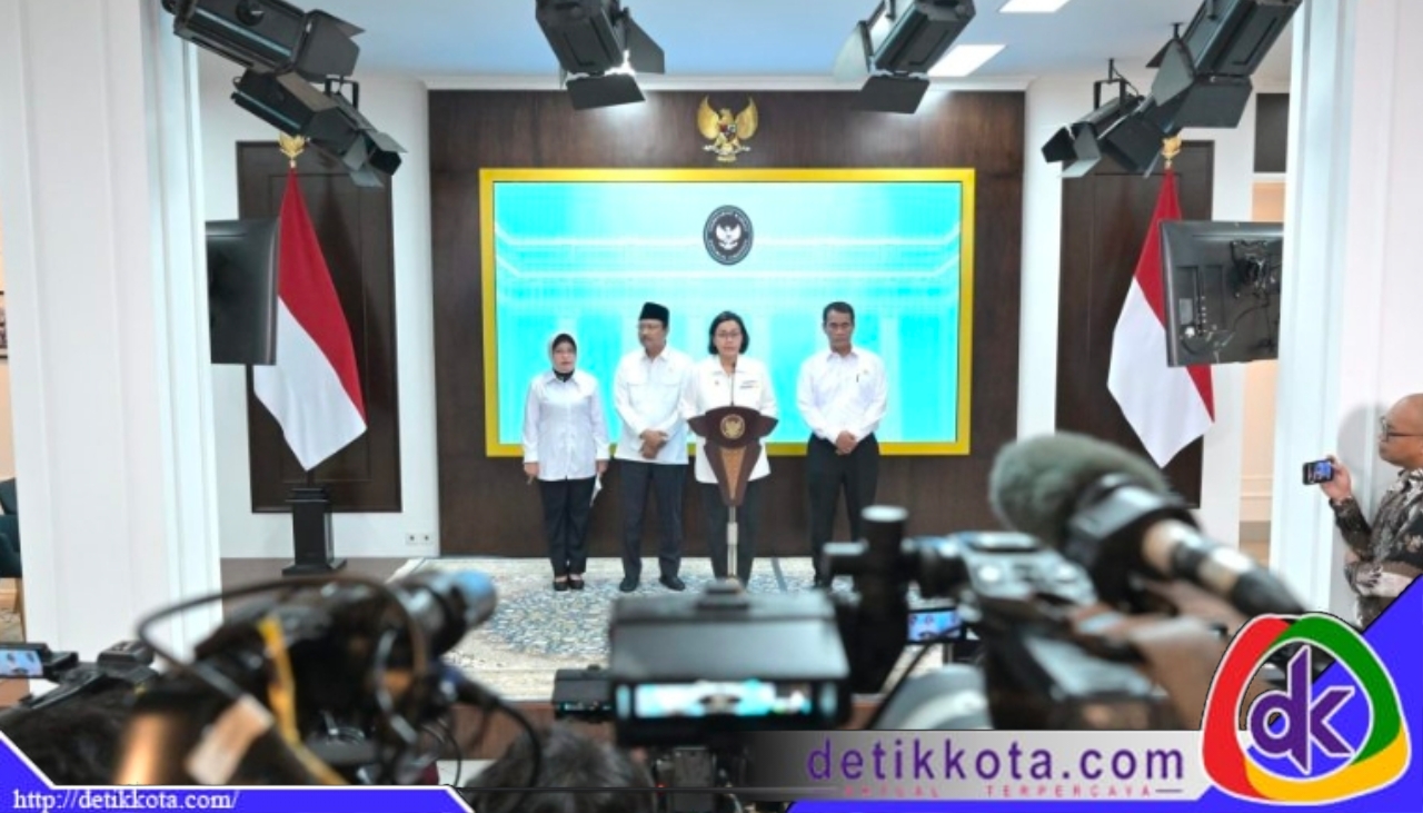 Kepala Badan Pusat Statistik (BPS) Amalia Adininggar Widyasanti, Menteri Sosial Saifullah Yusuf, Menteri Keuangan Sri Mulyani, dan Menteri Pertanian Andi Amran Sulaiman menyampaikan keterangan pers usai rapat terbatas bersama Presiden Prabowo di Istana Merdeka, Jakarta, Senin, 2 Juni 2025. (Foto: BPMI Setpres/Kris)