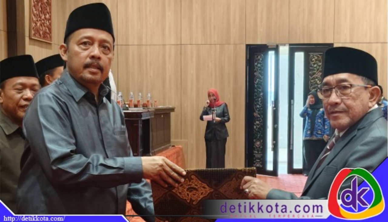 Wakil Bupati Sumenep KH Imam Hasyim dan Ketua DPRD Kabupaten Sumenep dalam Penyerahan Naskah Raperda.
