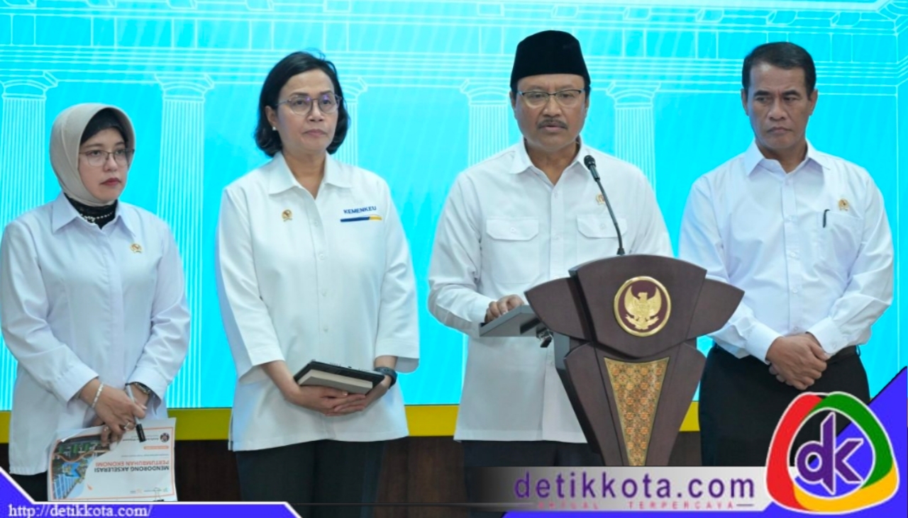 Kepala Badan Pusat Statistik (BPS) Amalia Adininggar Widyasanti, Menteri Sosial Saifullah Yusuf, Menteri Keuangan Sri Mulyani, dan Menteri Pertanian Andi Amran Sulaiman menyampaikan keterangan pers usai rapat terbatas bersama Presiden Prabowo di Istana Merdeka, Jakarta, Senin, 2 Juni 2025. (Foto: BPMI Setpres/Kris)