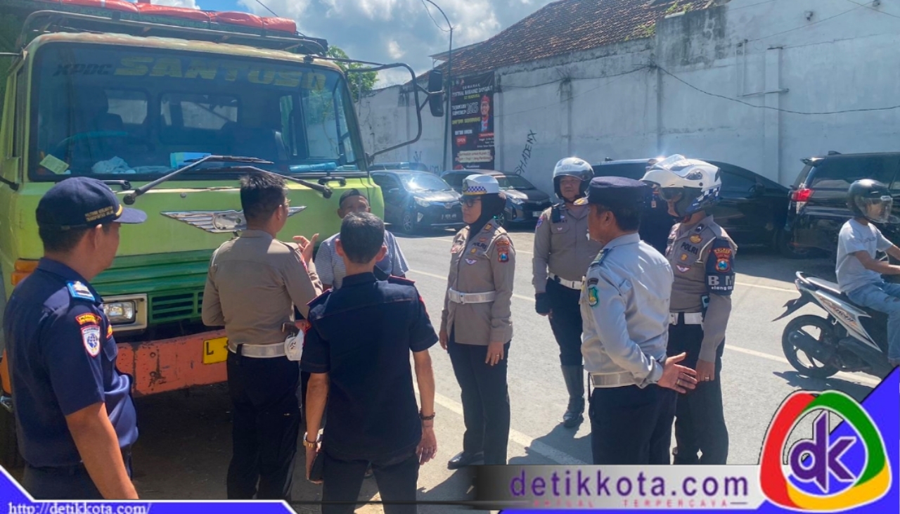 Satlantas Polres Sumenep, Madura, Jawa Timur, saat sosialisasi ODOL (Over Dimension Over Load), kepada pengemudi truk atau pickup, Selasa (03/06/2025).