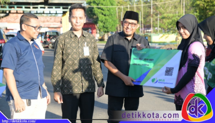 Bupati Sumenep Achmad Fauzi Wongsojudo saat menyerahkan BPJS kepada atlet Porprov Jatim 2025.