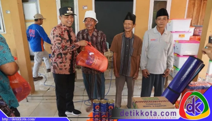 Bupati Bangkalan saat menyerahkan bantuan kepada masyarakat terdampak puting beliung.