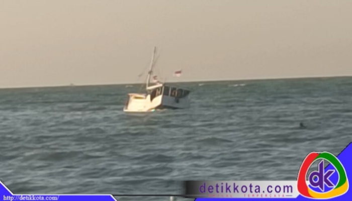 KLM Putra Bahari GT.06 mengalami mesin mati dan tergeser ombak yang mengakibatkan kapal kandas dan tenggelam.