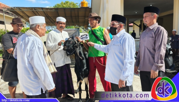 Wakil Bupati Sumenep KH Imam Hasyim bersama Kepala Dinas Sosial saat penyaluran daging kurban.