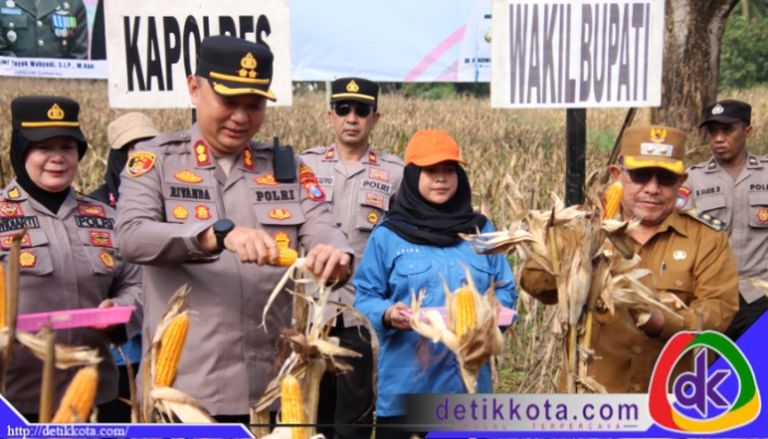 Kapolres Sumenep AKBP Rivanda., S.I.K bersama Wakil Bupati Sumenep KH Imam Hasyim., S.H., M.H, Dandim 0827 Sumenep Letkol Inf Yoyok Wahyudi., S.I.P., M.Han, Kepala DKPP Kabupaten Sumenep dan Para Korluh serta kelompok Tani yang turun langsung ke lahan pertanian milik warga.