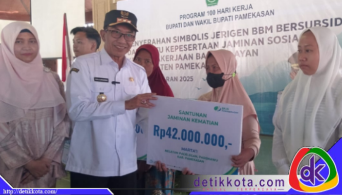 Bupati Pamekasan, Dr. KH. Kholilurrahman, saat memberikan bantuan secara simbolis.