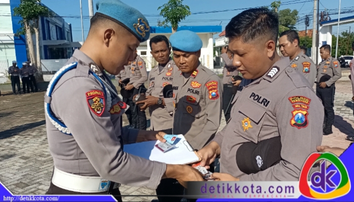 Sipropam Polres Pamekasan melaksanakan kegiatan Penegakan Ketertiban dan Disiplin (Gaktibplin) terhadap personel usai apel Pimpinan di Lapangan Apel Mapolres Pamekasan, Rabu (11/06/2025).