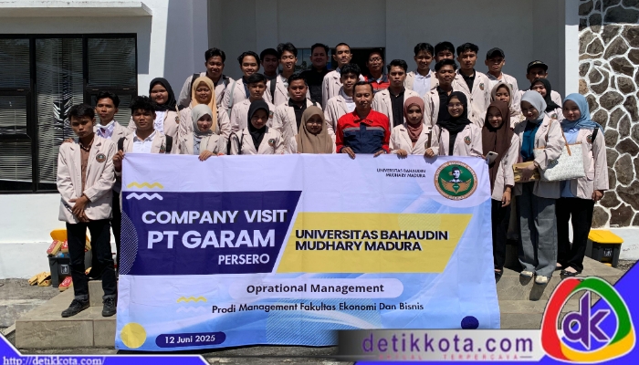 31 mahasiswa dari Fakultas Ekonomi dan Bisnis serta didampingi oleh dosen pembimbing, Dr. (Cand) Fuji Santoso S.E,.M.M. saat kegiatan company visit ke PT Garam (Persero) Sampang pada Kamis (12/06/2025).