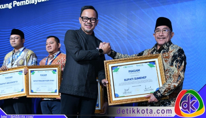 Wakil Bupati Sumenep saat menerima penghargaan yang diserahkan langsung oleh Wakil Menteri Dalam Negeri, Arya Bima.