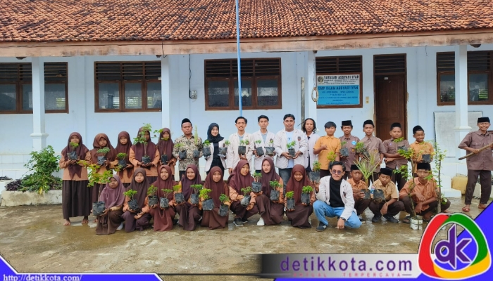 Uniba Madura kolaborasi Dinas Lingkungan Hidup (DLH) Kabupaten Sumenep dalam kegiatan penanaman bunga di lingkungan Sekolah Yayasan Assyafi'iyah, Kecamatan Lenteng, pada Jumat (13/06/2025).